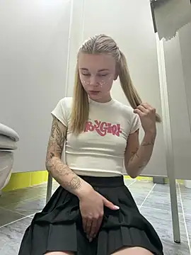 -MiaKitty - Lift up T-shirt + play cute naked Tits🥵