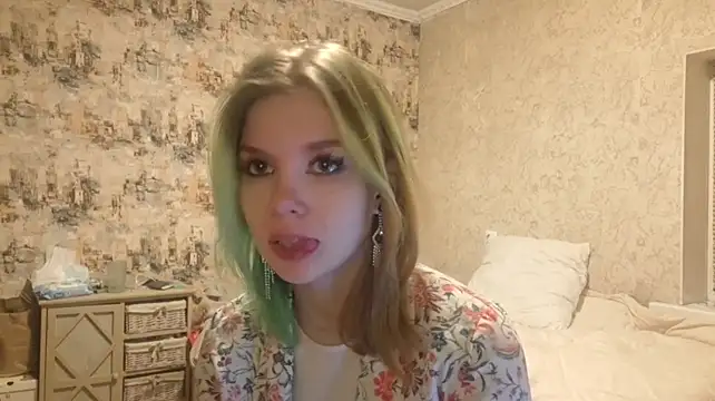 KymberlyKarhoff - Show underboobs