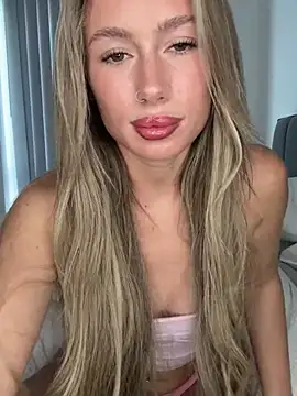 SexySaraxxoo - Boobs out 5 mins 😻
