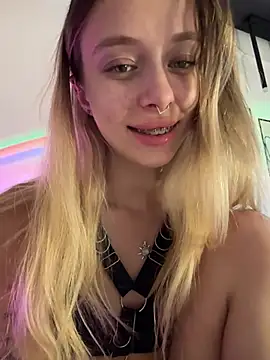 Enjoy_my_beauty - show boobs at a window (build close)