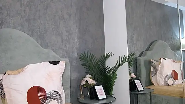 LisaCroft - naughty dance with no pants