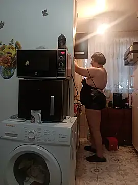 RidemerafSuzana - Im at work and i can not get naked
