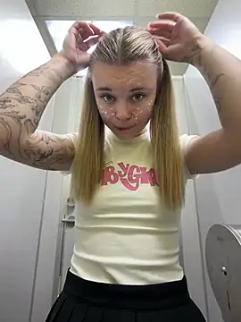 -MiaKitty - Open door + free tits / no cover 1min 😰