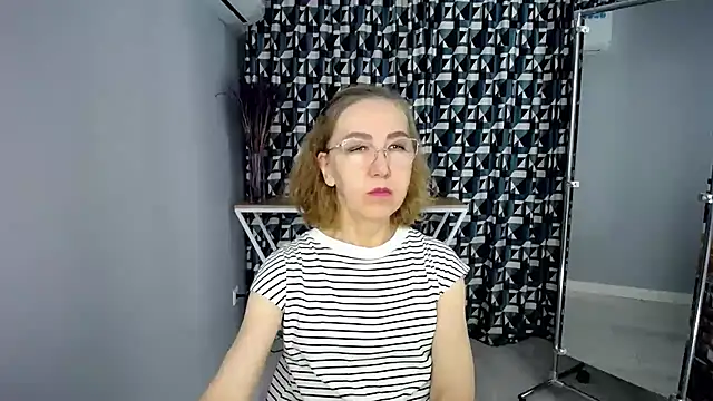 Queen_a_n_i - wear only a bra