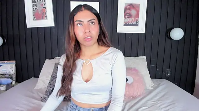 Lilith_rossi_ - Show a bit more cleavage pretty