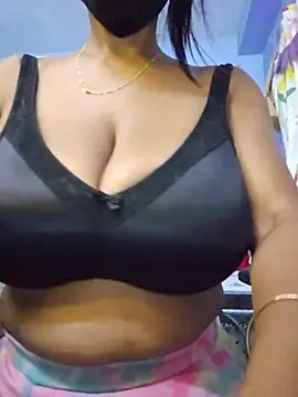 Desi_Maya69 - Lip show