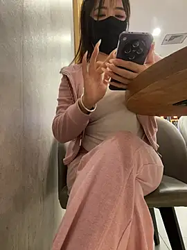 Xiao-mo520 - 美导老师下班兼职，咖啡厅偷玩小粉，刺激，敏感体质易失控，哥哥轻点，完成目标脱一件