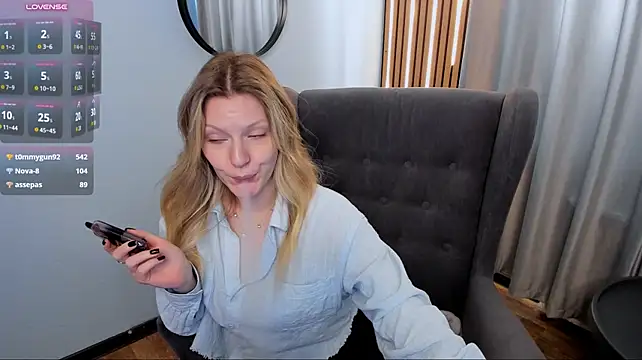MaryHiggins - play with pussy with fingers