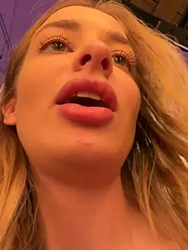 EvieEvans - Show boobs to stranger at Venus