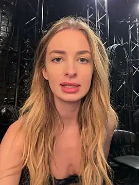 EvieEvans - Show boobs to stranger at Venus