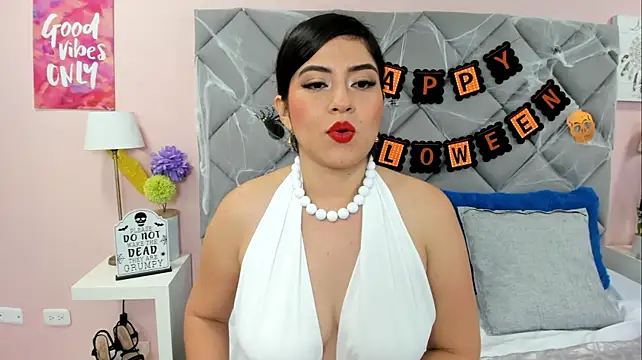 NahomyAdams - Spit on my boobs, as they jump