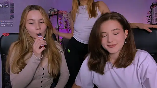 Hanna_kiss3 - flash tits