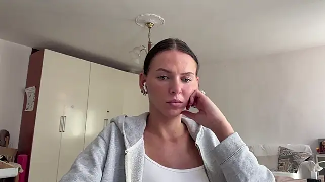 JanelEheler - Blow kisses to everyone