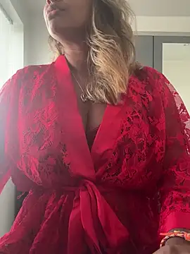 TammyOnTheMenu - What’s under the robe Tam