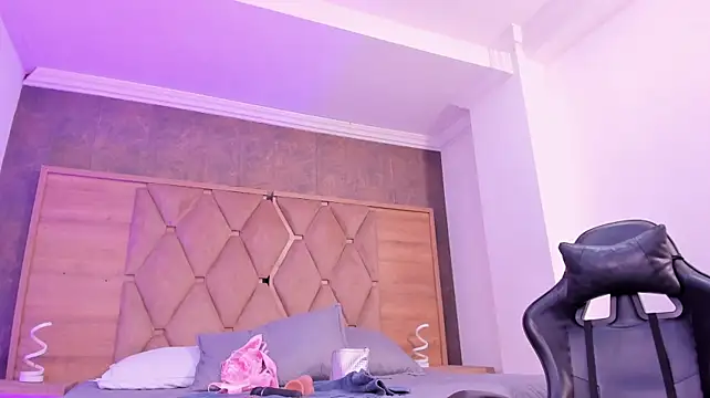 ThaliaHall_1 - I play with my boobs 😋