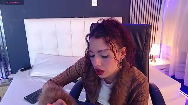 LiaVillalobos - change outfit