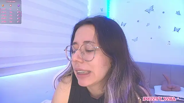 Sweettvera - Lick the lips close to cam