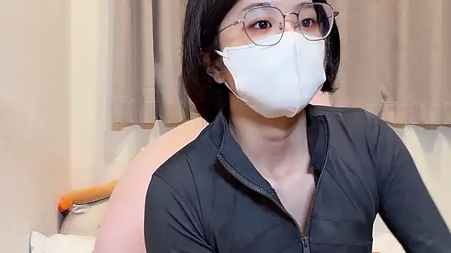 LHeart - 瑜珈服的誘惑><繼續陪寶寶整理衣服~~今天預計22:10去睡覺~~
