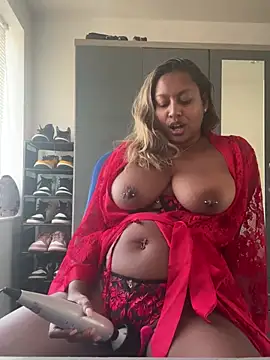 TammyOnTheMenu - What’s under the robe Tam