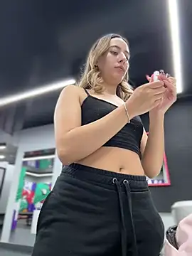 Kloe__t18 - Show boobs at gym
