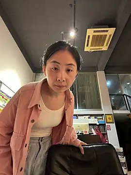 Yiyi_yi - 店门口夹假鸡鸡