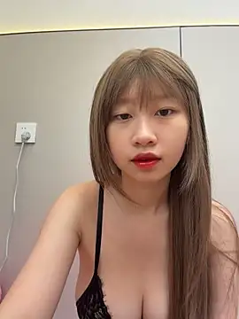 JUJU8030 - 把小粉塞进小秘的骚穴