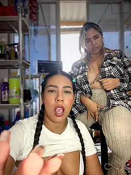 Sammyqueenx21 - let stranger touch boobs x 2 girls