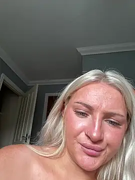 BlondieMbaddie - Sit legs open 😻