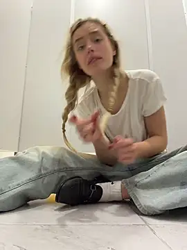 PollyLolly - open door and check what's behind 👀