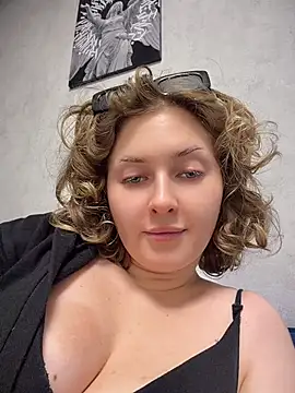 KellyKeler - Show Wet Pussy Lips Close-Up 🔥