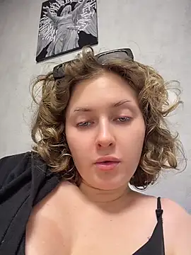 KellyKeler - Show Wet Pussy Lips Close-Up 🔥