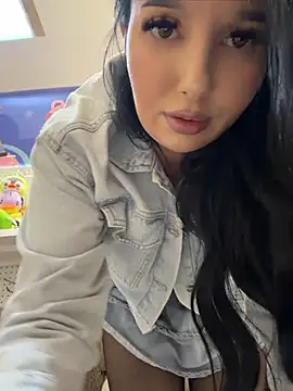 Tisha_Busty - TOP OFF+PUT BOOBS ON TABLE+SPIT ON IT