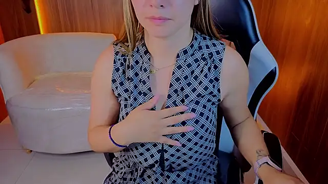 Aratna_Blonde_Tx - show ass + oil +2 spanks