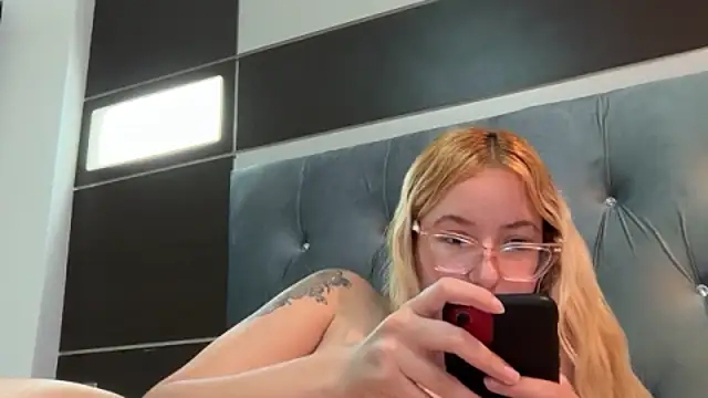 Moon-white - show pussy and rub