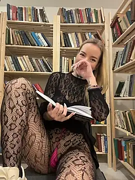 Your_dream4 - pinch clit in crowed library