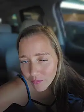 SkyelarSomer - 💃Pussy Flashing 😻Guy friend next to me