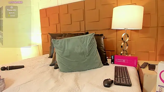 NaomyRivera - 👅 Lick my giant nipples live! 🤤