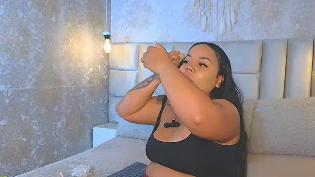 EmilyQueen3x - a cat-like pose for the camera.🥵