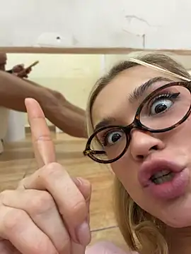 Nicoleevien - Go out! Up skirt, ass play🙈