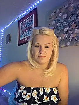 LadyB07 - Wax play on tits