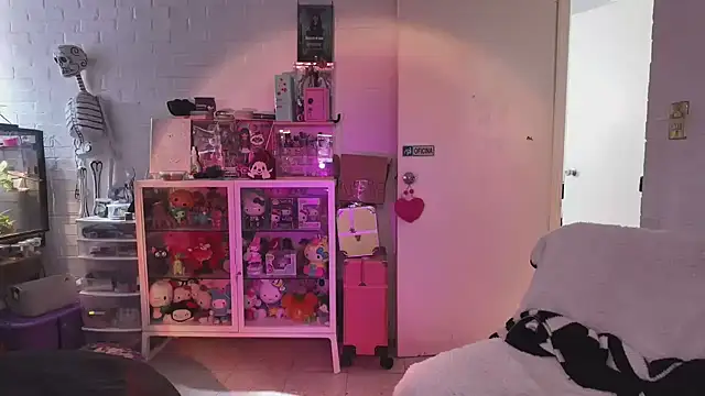 Kaithra - quitar pantalon