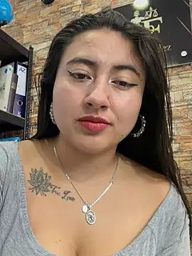 _Sarah-Office1 - Spread my ass and use my DIAMONS Plug