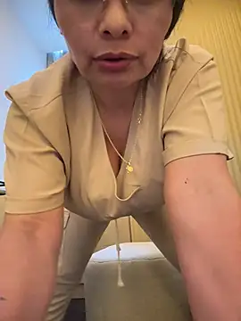 Janna099 - in the clinic with patients