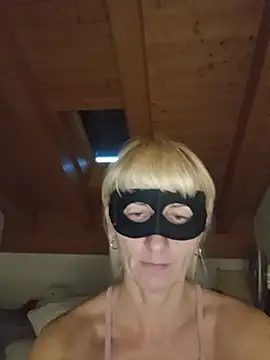 Biondabona - Mi spoglio nuda e comincio a masturbarmi