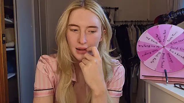 Mayaahart - get boobs out and nipples hard