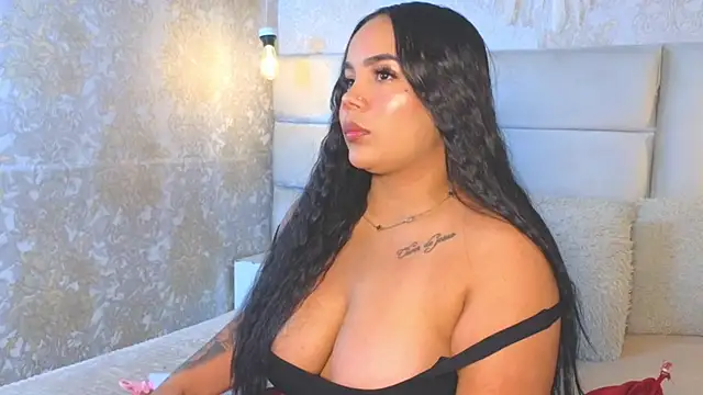 EmilyQueen3x - a cat-like pose for the camera.🥵