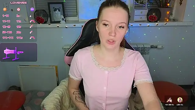 Mary_Blu - doggy with naked pussy