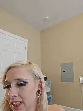 AmethystFoxx - How many fingers can I fit in my pussy?