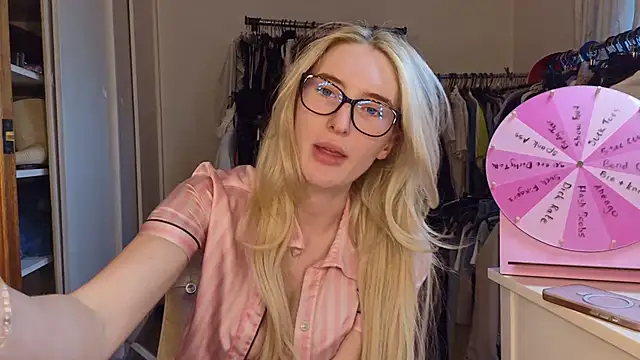 Mayaahart - get boobs out and nipples hard