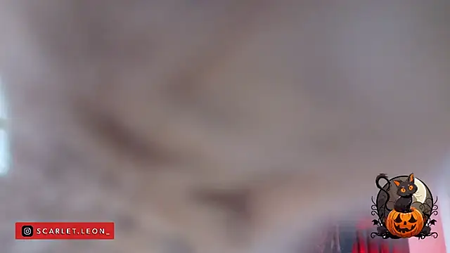 Scarletleon77 - Ummmm look under the dress